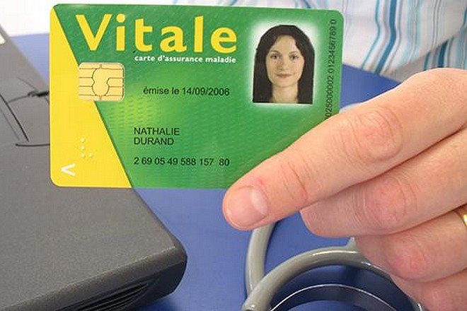 La sécurité sociale reconnaît l&rsquo;existence de 2,6 millions de cartes Vitale en surnombre