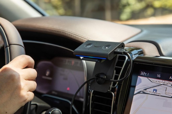 Amazon lance un boîtier pour voiture facilitant l&rsquo;accès à son interface vocale Alexa sur la route